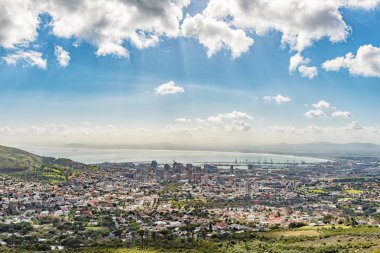 Merkezi iş bölgesine, liman ve yerleşim alanları Cape alt kablo İstasyonu Masa Dağı üzerinde görüldüğü gibi Town Cape Town, Güney Afrika, 17 Ağustos 2018: görünümünü