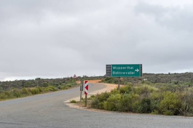 Batı Cape Eyaleti 'nin Cederberg Dağları' ndaki R364 'ten Wupperthal' a dönüş yolunda bir yön işareti.