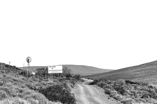 Uma Paisagem Com Sinal Boas Vindas Moinho Vento Barragem Estrada — Fotografia de Stock