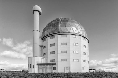 Sutherland, Güney Afrika, 7 Ağustos 2018: bina Sutherland yakınındaki Güney Afrika astronomik Gözlemevi tuz 11 metrelik teleskobun. Araçlar tarafından görülebilir. Tek renkli