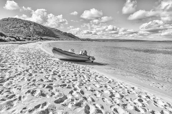 南非西海岸国家公园 2018年8月20日 一艘快艇在西开普省大西洋沿岸的朗格巴安泻湖克拉巴伊海滩上 — 图库照片