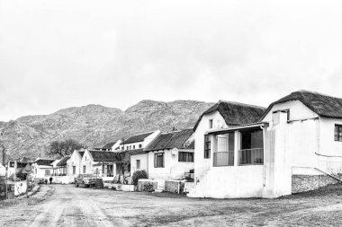 Wupperthal, Güney Afrika, 27 Ağustos 2018: bir sokak sahne, tarihi evleri, insanlar ve araçlarda Wupperthal Cederberg dağlarda Batı Cape Eyaleti ile. Tek renkli