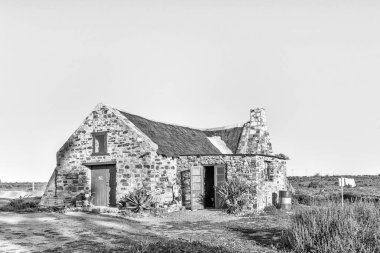 Nieuwoudtsville, Güney Afrika, 28 Ağustos 2018: bir dağ evi ve tuvalet tesisleri içinde Northern Cape Eyaleti Matjiesfontein çiftliğinde. Tek renkli