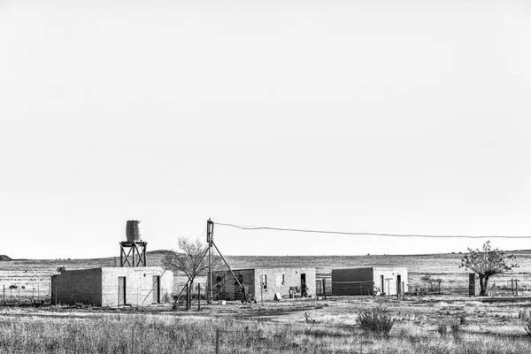 Casas de trabajadores agrícolas en una granja cerca de Bloemfontein. Monocromo —  Fotos de Stock