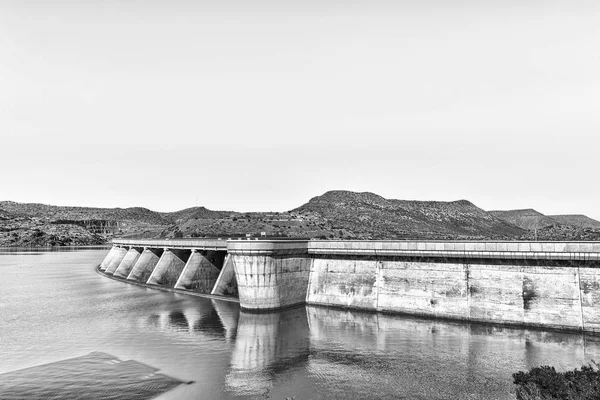 Mur du barrage de Vanderkloof dans la rivière Orange. Monochrome — Photo