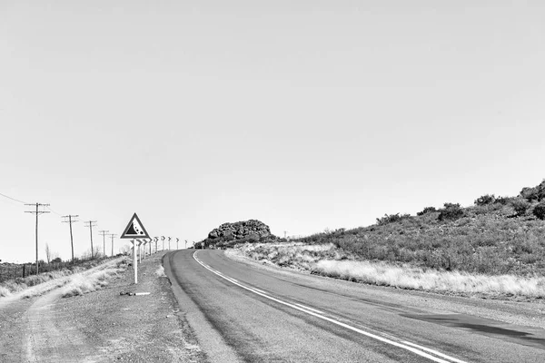 Estrada R48 em Modderfontein entre Phillipstown e De Aar. Monocromático — Fotografia de Stock