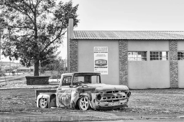 Naufragio de una camioneta pick-up vintage en Sutherland. Monocromo —  Fotos de Stock