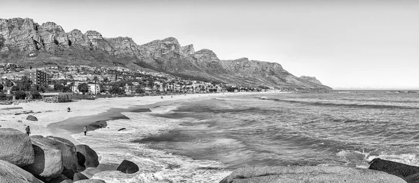 Panorama z pláže v Camps Bay v Kapském městě. Černobílý tisk — Stock fotografie