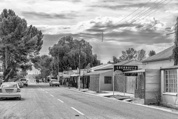 Street scene, with businesses, vehicles and people, in Luckhoff. — Stock Photo, Image