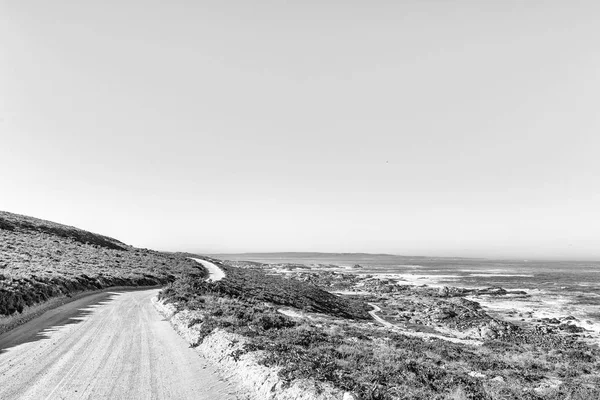 Camino a Tietiesbaai en Cabo Columbine cerca de Paternoster. Monocro — Foto de Stock