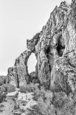Rock arch adlı Cederberg Stadsaal mağaralarda. Tek renkli
