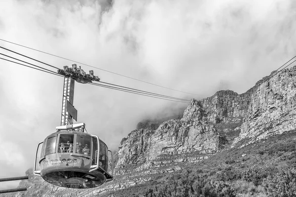 Viiew, a Table Mountain drótkötélpálya. Fekete-fehér — Stock Fotó