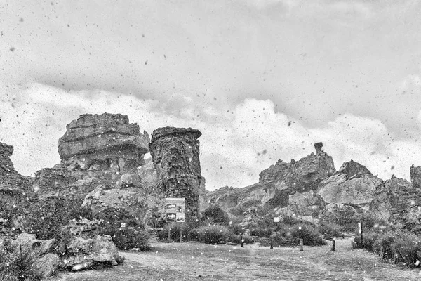 Nieve cayendo en la zona de aparcamiento en las cuevas de Stadsaal. Monocromo —  Fotos de Stock