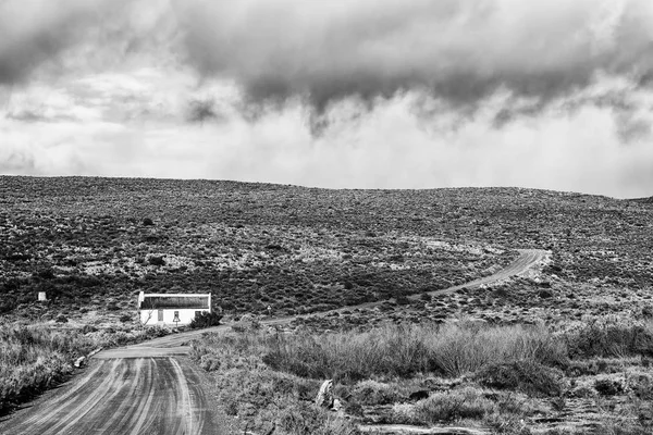 Dům s červená střecha na Matjiesrivier v pohoří Cederberg. Mo — Stock fotografie