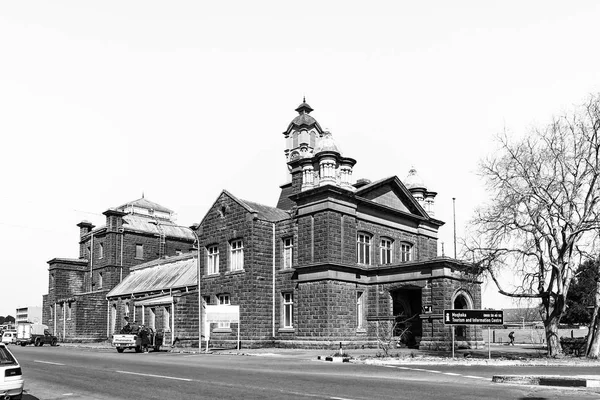历史悠久的市政厅, 位于自由州的克龙斯塔德。单色 — 图库照片