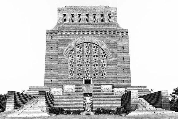 Памятник Вортреккеру на Монумент Хилл в Претории. Монохром — стоковое фото