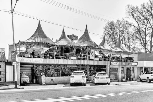 Restoran, diğer dükkanlar ve araçlar, Parys ile sokak sahne. M — Stok fotoğraf