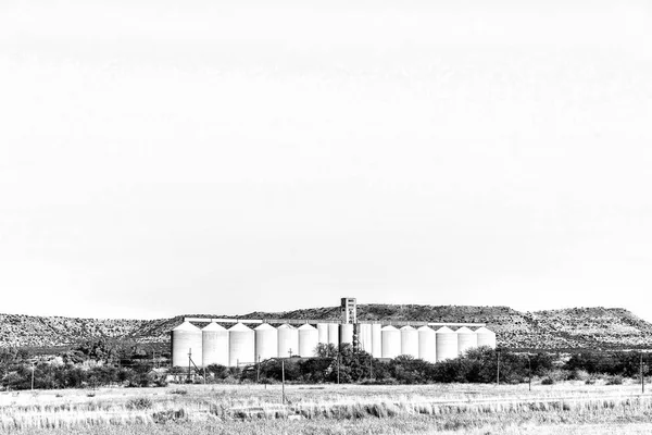 Silos de grano en Brandfort en el Estado Libre. Monocromo —  Fotos de Stock
