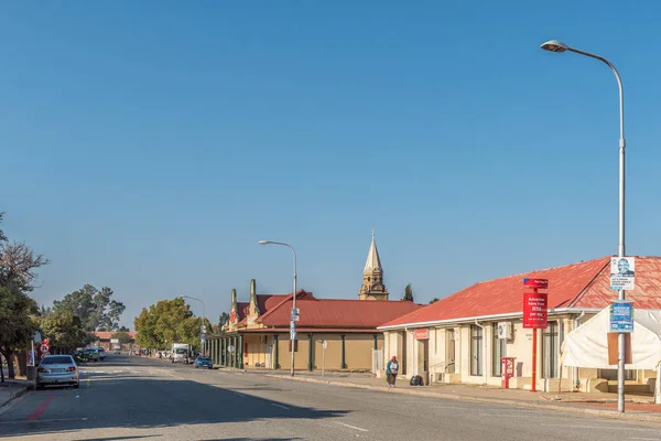 Straßenszene mit Menschen, Fahrzeugen und Gebäuden, in senekal — Stockfoto