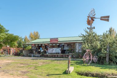Sokak sahnesi, Pembe Üç Tekerlekli Kahve Dükkanı ile, Paul Roux içinde