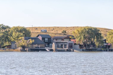 Vrede'deki barajın yanındaki tatil evleri