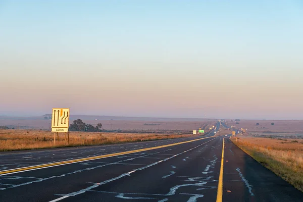 Sun is rising over road N1 at Verkeerdevlei junction — Stock Photo, Image