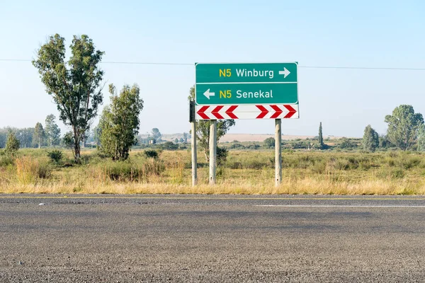 Sinal de direcção na estrada N5 entre Winburg e Senekal — Fotografia de Stock