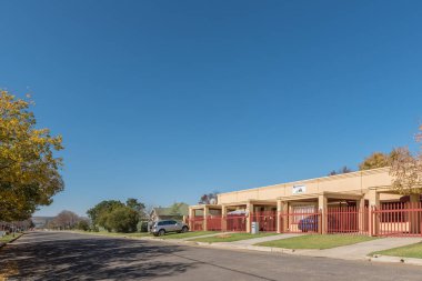 Vrede'de daireler, evler ve araçlarla sokak sahnesi