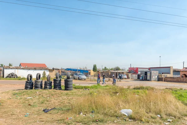 Aziende, persone e negozi di pneumatici informali, nel comune di Emzinoni — Foto Stock