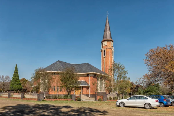 Straat scène, met de Nederlandse Hervormde moederkerk, in Bethal — Stockfoto