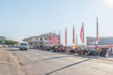 Sokak sahnesi, işletmeler, sokak satıcıları ve araçlar ile, B