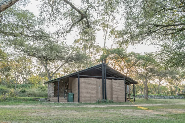 Reinigungsgebäude am Wohnmobilstellplatz mit Seeblick, nelspruit — Stockfoto