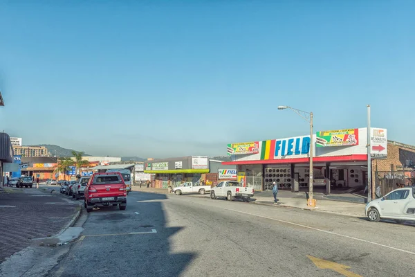 Street scene, with businesses and vehicles, in Nelspruit — Stock Photo, Image