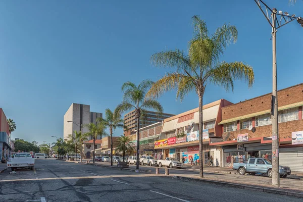Street scene, with businesses, people and vehicles, in Nelspruit — Stock Photo, Image
