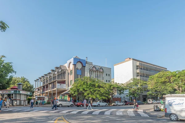 街道场景，与企业，人和车辆，在内鲁斯普鲁伊特 — 图库照片