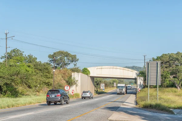 Paisaje con puente ferroviario en la N4 entre Nelspruit y Malal — Foto de Stock