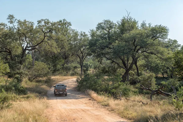 Paesaggio con veicolo sulla strada S25 nel Parco Nazionale di Kruger — Foto Stock