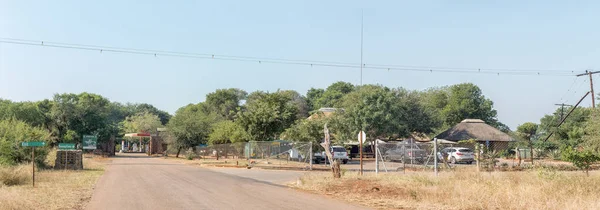 Campo di riposo sul ponte di coccodrillo nel parco nazionale di Kruger — Foto Stock