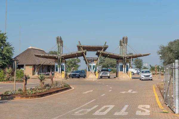 Puerta de entrada al Parque Nacional Kruger en Crocodile Bridge — Foto de Stock