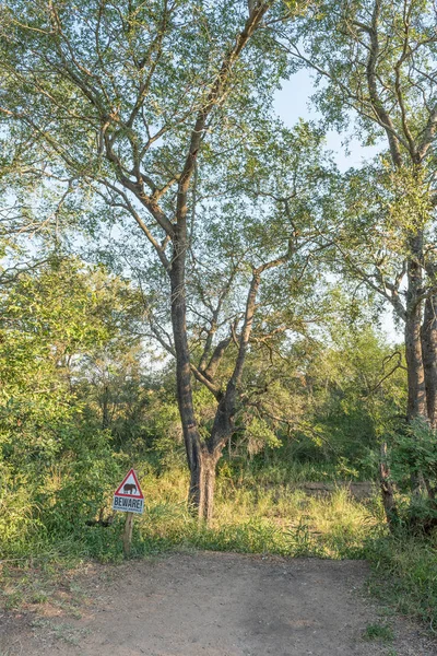 Warnschild am Picknickplatz — Stockfoto