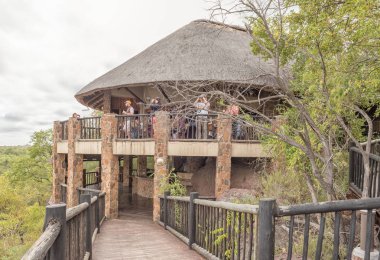 Mopani Dinlenme Kampı'ndaki restoranda güverteyi görüntüleme