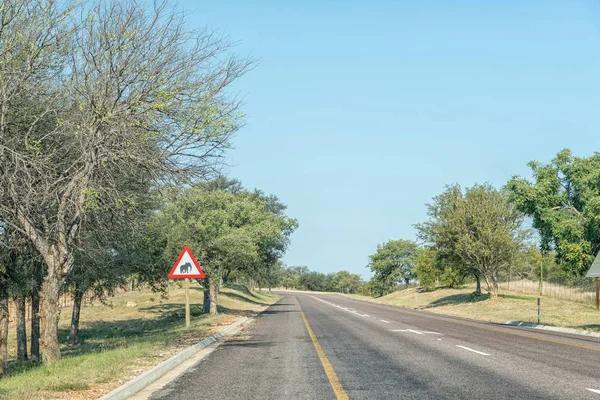 Krajobraz drogowy z znakiem ostrzegawczym słoń w pobliżu Phalaborwa — Zdjęcie stockowe