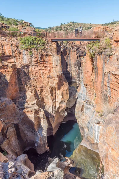 Turistas no identificados en un puente peatonal en Bourkes Luck Pot —  Fotos de Stock