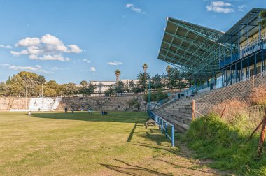 WINDHOEK, NAMIBIA - 17 Mayıs 2011: Windhoek Lisesi spor stadyumunun görüntüsü. Rugby oyuncuları görünür