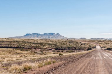 M98 yolundaki manzara Brukkaros dağı, sönmüş bir volkan ve arkada Fish River köprüsü.