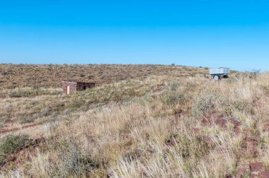 Brukkaros Dağı 'nda sönmüş bir volkan olan kamp alanında bir su karavanı.