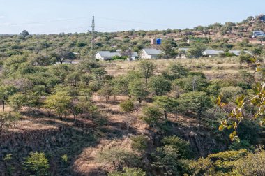 RUACANA, NAMIBIA - 21 Mayıs 2011: Kunene Nehri 'ndeki Ruacana şelalesindeki sınır karakolu. Angola arkada görünüyor.
