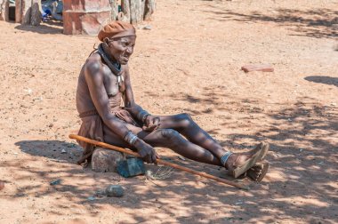 EPUPA, NAMIBIA - 27 Mayıs 2011: Epupa yakınlarındaki Himba köyünde fotoğrafçılara poz veren yaşlı bir Himba adamı