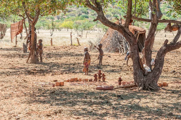 Epupa Namibia 2011年5月27日 エプパ近郊のヒンバ村で遊ぶヒンバ族の子供たち 卑弥呼の工芸品が見える — ストック写真