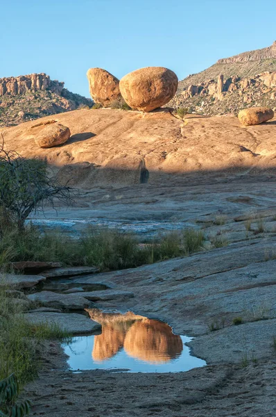 Rochers Granit Massif Avec Reflets Dans Une Piscine Bulls Party — Photo